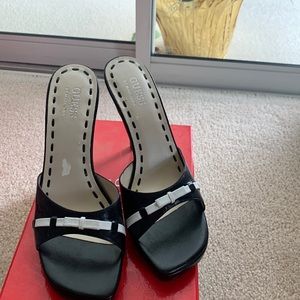Guess Women Black with white pump size 6.5